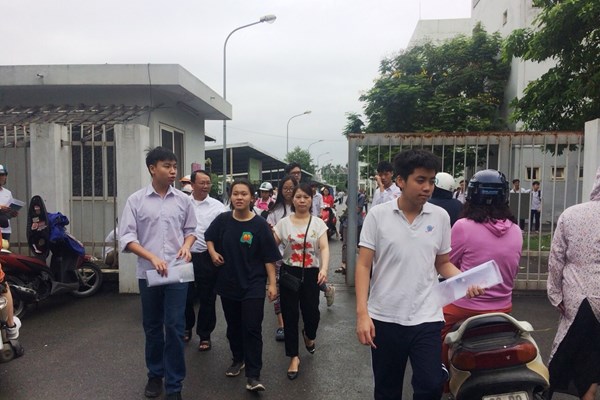 Học sinh Hà Nội gấp rút chuẩn bị nhập học vào lớp 10 - Anh 1