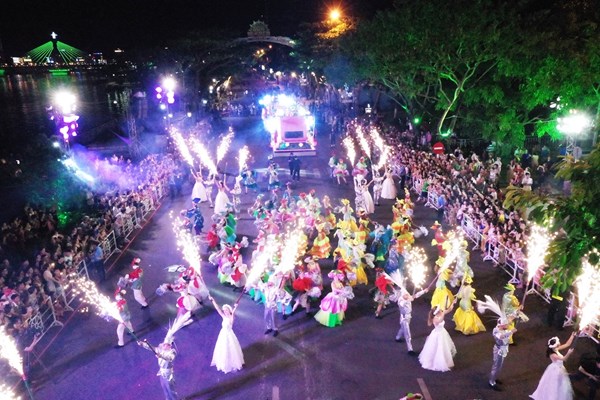 Đà Nẵng cuồng nhiệt trong Carnival đường phố DIFF 2019 tối 16.6 - Anh 1