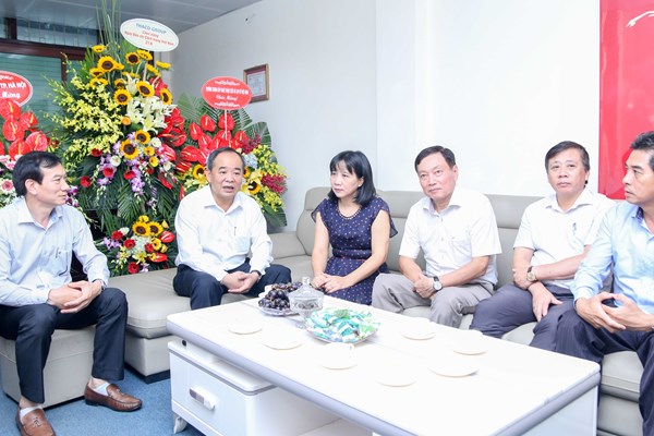 Lãnh đạo Bộ VHTTDL thăm và chúc mừng các cơ quan báo chí nhân 94 năm ngày báo chí cách mạng VN - Anh 7