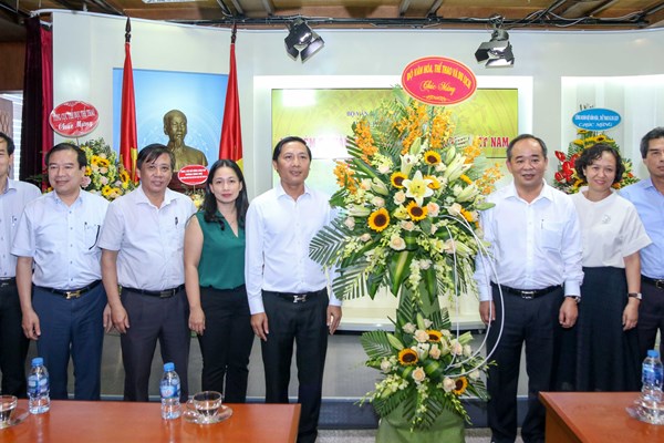 Lãnh đạo Bộ VHTTDL thăm và chúc mừng các cơ quan báo chí nhân 94 năm ngày báo chí cách mạng VN - Anh 11