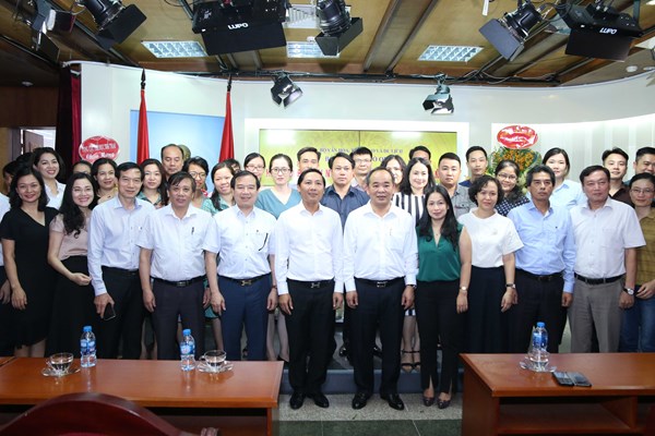 Lãnh đạo Bộ VHTTDL thăm và chúc mừng các cơ quan báo chí nhân 94 năm ngày báo chí cách mạng VN - Anh 12