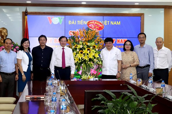 Lãnh đạo Bộ VHTTDL thăm và chúc mừng các cơ quan báo chí nhân 94 năm ngày báo chí cách mạng VN - Anh 14