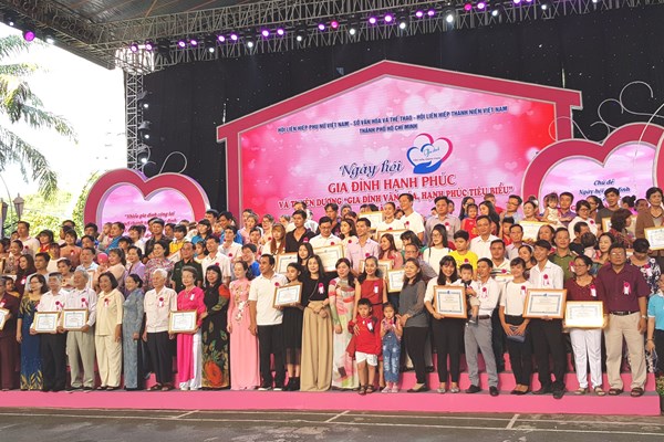 TP.HCM tuyên dương 100 gia đình văn hóa, hạnh phúc tiêu biểu - Anh 1