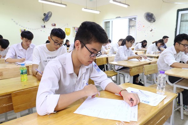 Ngày đầu thi THPT 2019 - Anh 4