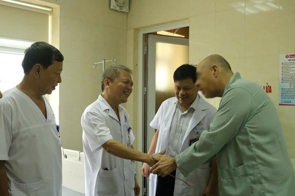 Thêm một du khách nước ngoài được cấp cứu tán sỏi thận thành công - Anh 1