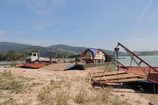 Xe ô tô chở gỗ đi phà trên sông Sê San bị lật, tài xế tử vong - Anh 1