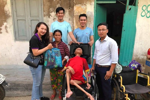 Duyên với người khuyết tật - Anh 1