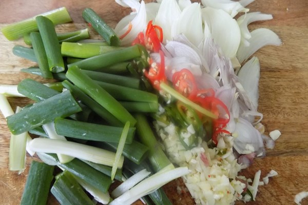Cách làm bún bò xào đổi bữa cho ngày hè nóng nực chán cơm - Anh 1