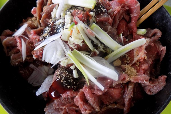 Cách làm bún bò xào đổi bữa cho ngày hè nóng nực chán cơm - Anh 2