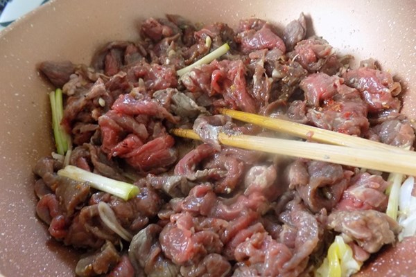 Cách làm bún bò xào đổi bữa cho ngày hè nóng nực chán cơm - Anh 3