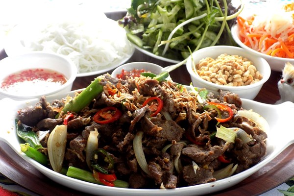 Cách làm bún bò xào đổi bữa cho ngày hè nóng nực chán cơm - Anh 5