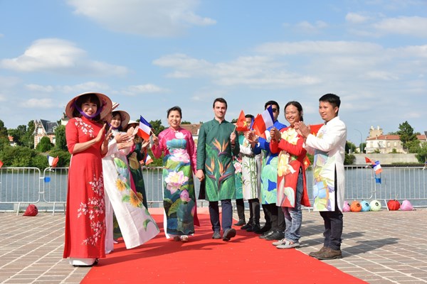 Chiêm ngưỡng sưu tập áo dài Việt Nam trên nước Pháp - Anh 4