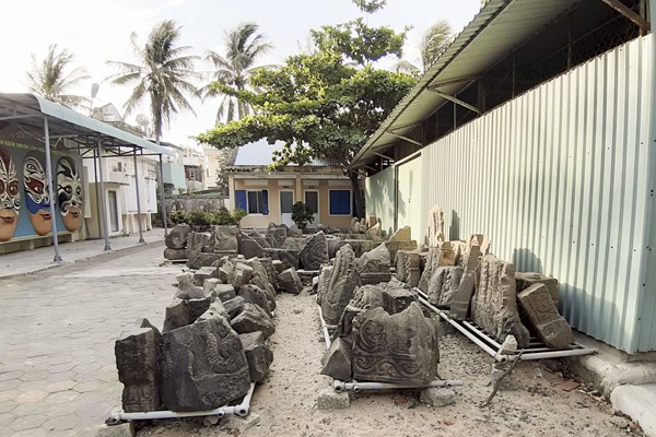 Di tích quốc gia đặc biệt cụm tháp Dương Long: Gần 12 năm, hơn 100 hiện vật “dãi nắng dầm mưa” - Anh 1