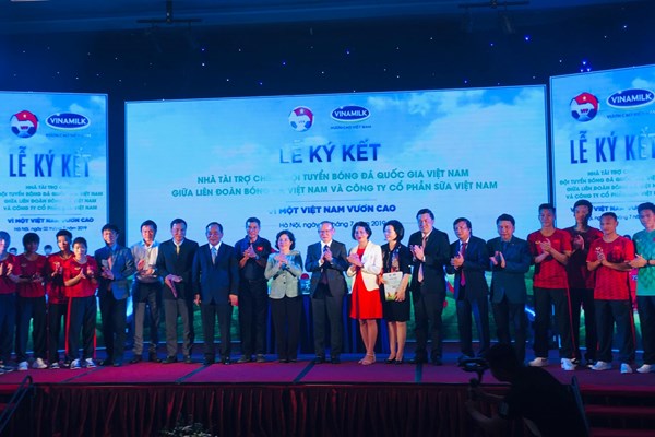 Vinamilk trở thành nhà tài trợ chính cho đội tuyển quốc gia Việt Nam - Anh 2