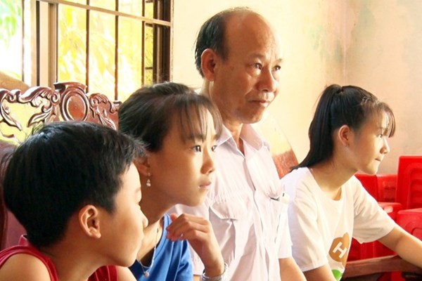 Lão nông “đặc biệt” đi thi THPT quốc gia - Anh 2