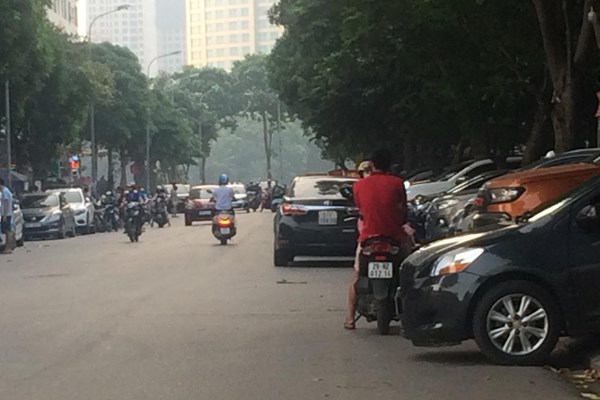 La liệt bãi trông xe không phép trên địa bàn quận Hoàng Mai (Hà Nội): Quận biết nhưng không thể dẹp được? - Anh 1