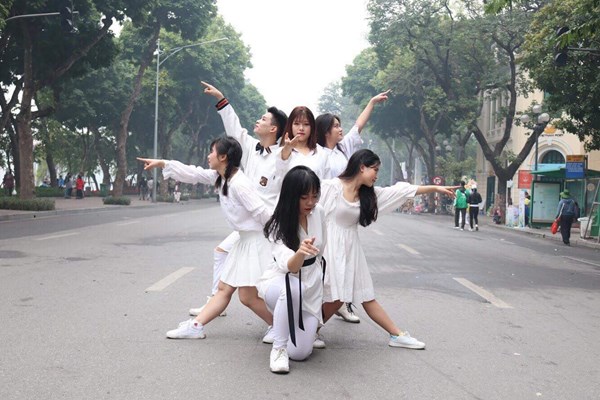 Dance in public khuấy động phố đi bộ Hồ Gươm - Anh 1