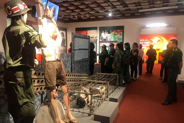 Nghẹn lòng xem triển lãm “Chiến sĩ cách mạng bị địch bắt tù đày” - Anh 11