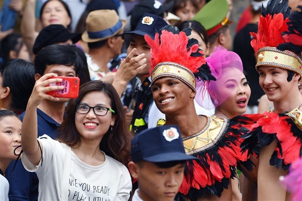 Sôi động Carnival đường phố Hà Nội kỷ niệm “20 năm Thành phố Vì hòa bình” - Anh 3