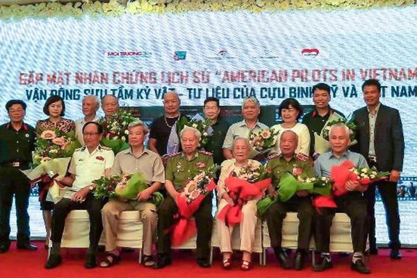 Xúc động buổi ra mắt sách “Phi công Mỹ ở Việt Nam” bản tiếng Anh - Anh 2
