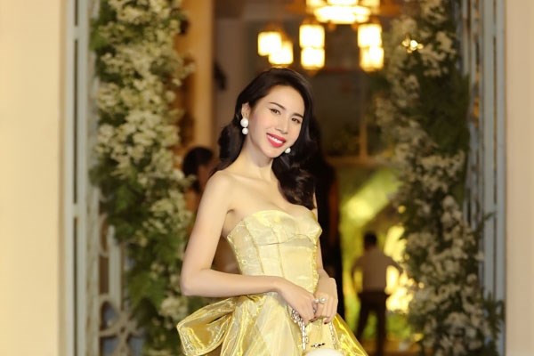 Top đẹp tuần: Thủy Tiên gây chú ý với đầm đuôi dài vài mét - Anh 1