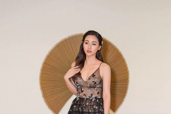 Top đẹp tuần: Thủy Tiên gây chú ý với đầm đuôi dài vài mét - Anh 2