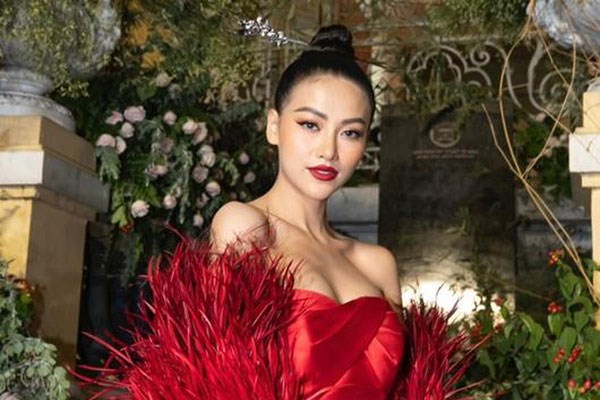 Top đẹp tuần: Thủy Tiên gây chú ý với đầm đuôi dài vài mét - Anh 3