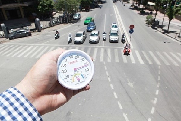 Hà Nội lại nắng nóng khủng khiếp, nhiệt độ tăng cao đến mức nào? - Anh 1