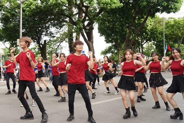 Lễ hội đường phố chào mừng 20 năm Hà Nội - Thành phố vì hoà bình - Anh 5