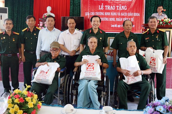 Thăm, tặng quà 58 thương, bệnh binh nặng - Anh 1