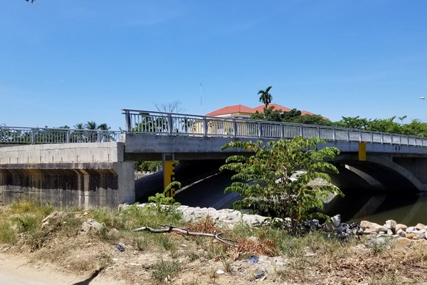 Cầu xây xong nhưng không có đường dẫn: Chủ tịch tỉnh phải “ra tay” - Anh 1