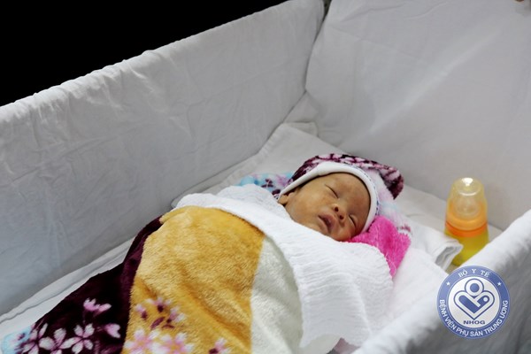 Bé Bình An được trở về nhà trong vòng tay người mẹ ung thư - Anh 1