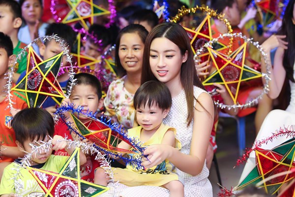 Hoa hậu Đỗ Mỹ Linh cùng mẹ đăng kí hiến tạng - Anh 5