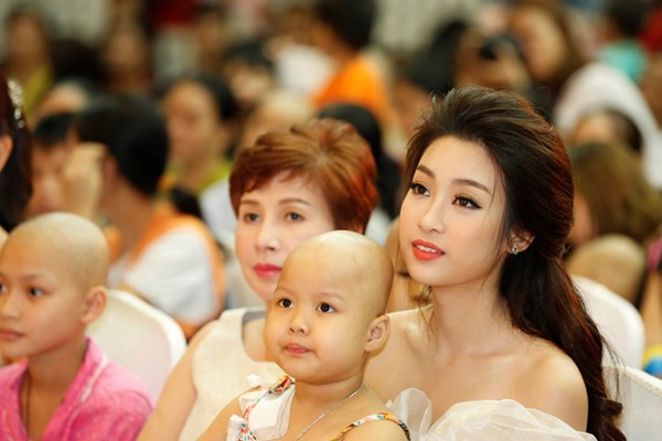 Hoa hậu Đỗ Mỹ Linh cùng mẹ đăng kí hiến tạng - Anh 1