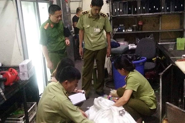 Bóng cười, shisha vẫn “tràn ngập” trong quán bar - Anh 1