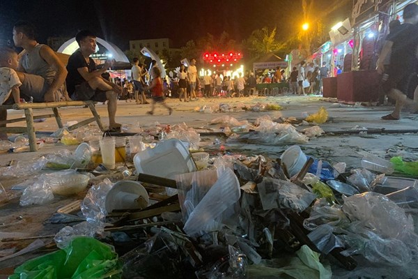 Festival Văn hóa Ẩm thực du lịch quốc tế - Nghệ An: Khách chen nhau ăn… cạnh rác - Anh 1
