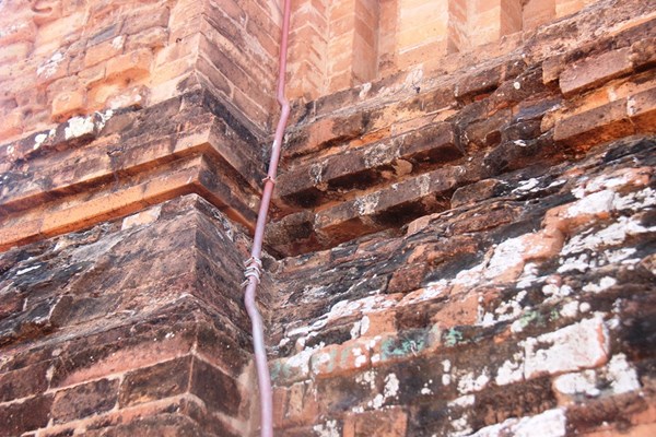 Di tích quốc gia đặc biệt tháp Nhạn đang bị xâm hại - Anh 3