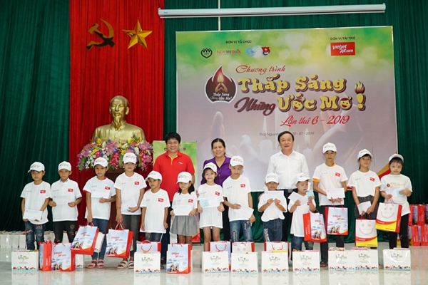Hàng ngàn em nhỏ miền núi phía Bắc nhận quà, học bổng 