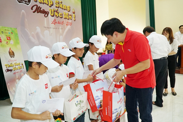 Hàng ngàn em nhỏ miền núi phía Bắc nhận quà, học bổng 