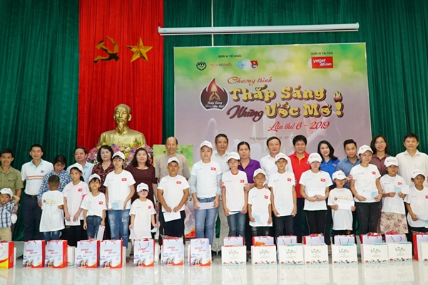 Hàng ngàn em nhỏ miền núi phía Bắc nhận quà, học bổng 