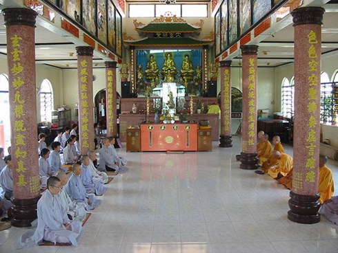 Khuyến nghị không đốt đồ mã, vàng mã trong các cơ sở thờ tự, di tích và lễ hội: Nhiều “điểm nóng” đang dần hạ nhiệt - Anh 1