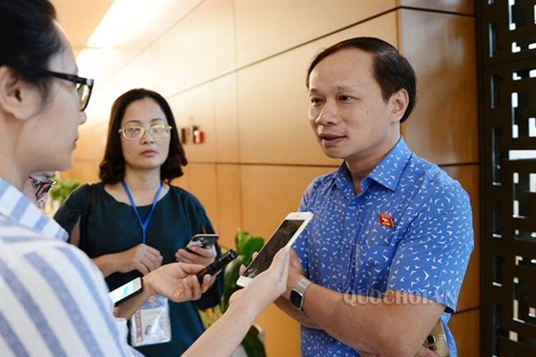 Xung quanh trao tặng danh hiệu loạn 