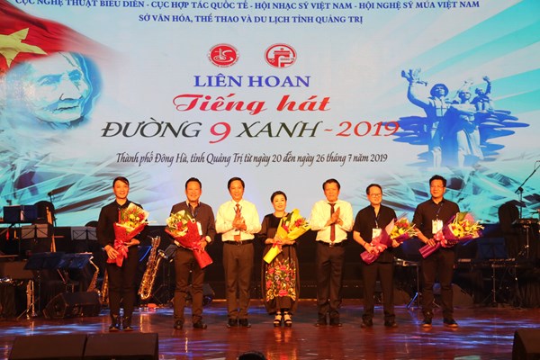 Chương trình nghệ thuật “Cung đường huyền thoại”: Tưởng nhớ và tri ân các anh hùng liệt sĩ - Anh 1