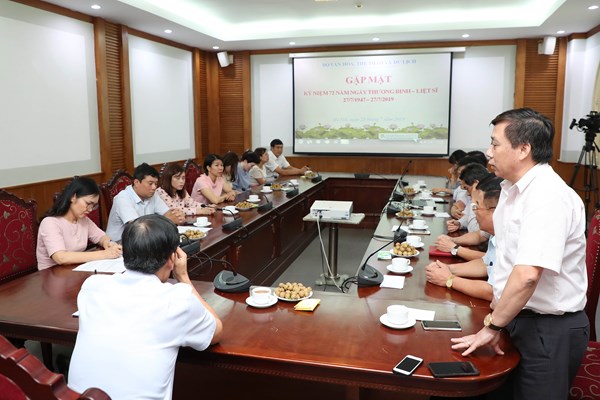 Bộ trưởng Nguyễn Ngọc Thiện gặp mặt con liệt sĩ và thăm gia đình liệt sĩ có thân nhân công tác tại Bộ VHTTDL - Anh 3