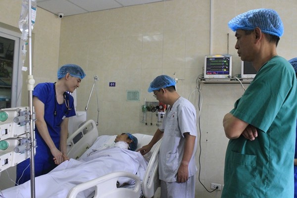 Cứu sống thanh niên bị dao đâm vì mâu thuẫn sau tai nạn giao thông - Anh 1