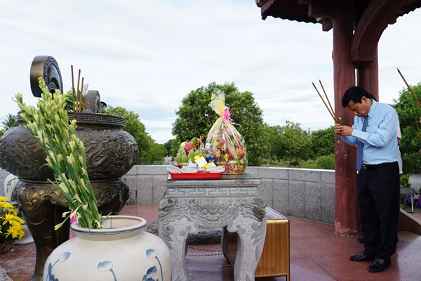 Bộ trưởng Nguyễn Ngọc Thiện dâng hương tri ân các anh hùng liệt sĩ tại Quảng Bình, Quảng Trị và Thừa Thiên Huế - Anh 16