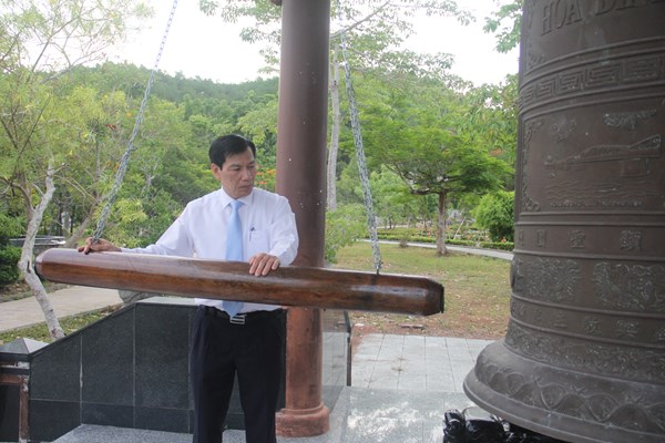 Bộ trưởng Nguyễn Ngọc Thiện dâng hương tri ân các anh hùng liệt sĩ tại Quảng Bình, Quảng Trị và Thừa Thiên Huế - Anh 1