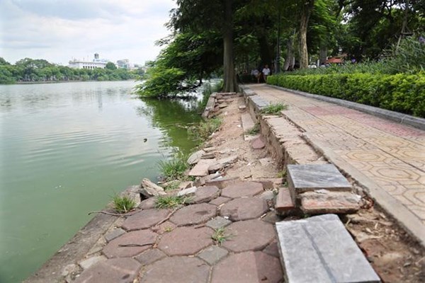 Bờ kè Hồ Gươm... “nát như tương” - Anh 1