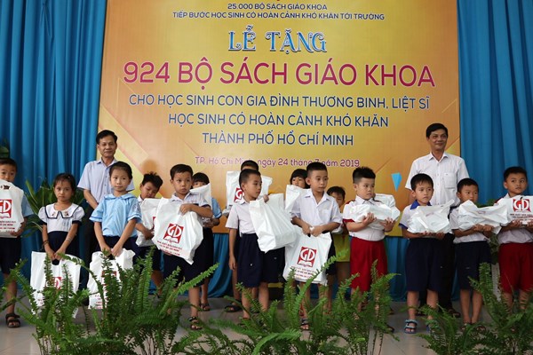 Sẽ hết cảnh “sốt” SGK lớp 1 như năm học trước? - Anh 1