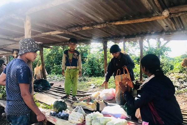 Độc đáo phiên chợ 10 nghìn đồng trên đỉnh đèo Măng Rơi - Anh 1